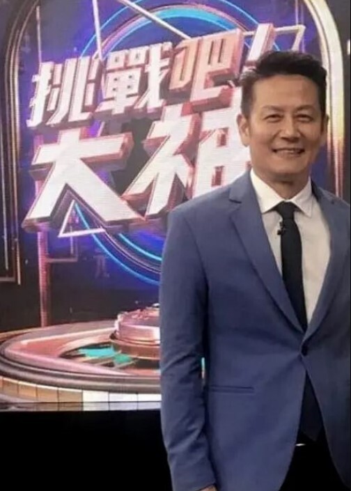 G奶才艺美女主播先在浴室洗澡洗澡还不忘一字马洗完聊天全裸跳扇子骚舞十分诱人. - 私人影院